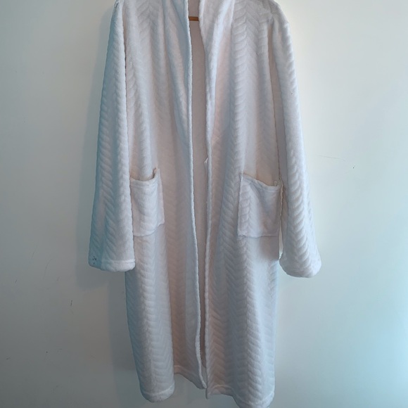 White Robe - Picture 3 of 4